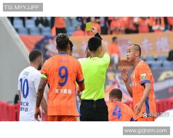 踢足球的男球星展现精彩技艺和无限魅力的瞬间解析 踢足球的男球星展现精彩技艺和无限魅力的瞬间解析