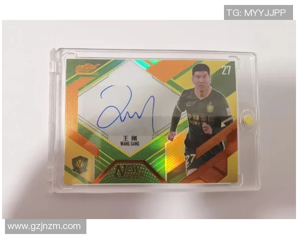 足球巨星亲笔签名球星卡现场火爆粉丝热情一睹偶像风采 足球巨星亲笔签名球星卡现场火爆粉丝热情一睹偶像风采